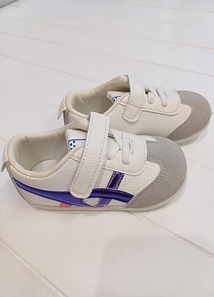 Детские кроссовки с мягкой подошвой в размере 25 (15 см стелька)