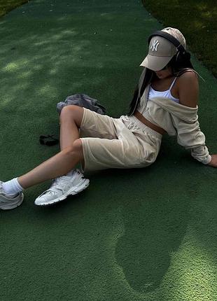 Жіночий спортивний костюм з шортами-бермудами велюровий оверсайз