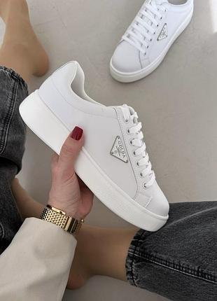 Женские кожаные кроссовки