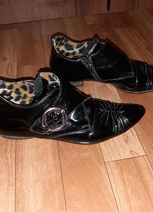 Туфлі жіночі,  гострий  носок, чорного  кольору,  марка "соllection"