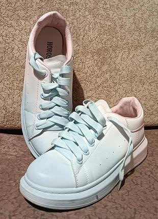 Кросівки жіночі