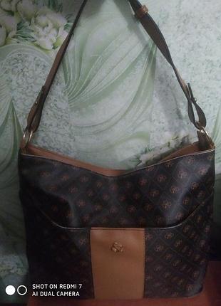 Сумка вместительная.