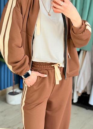 Стильний жіночий костюм петля пеньє