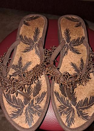 Шлепанцы.
