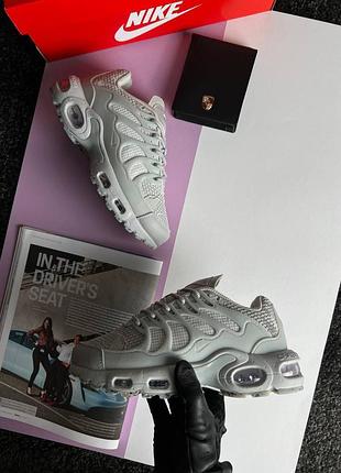 nike presto essential gray walls black ceiling