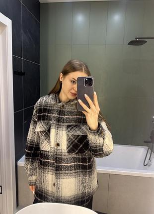 Куртка, сорочка в клітинку