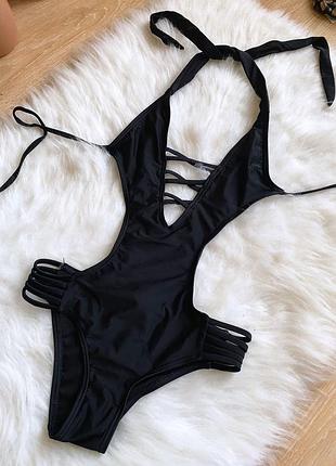 Чорний суцільний сексуальний купальник з вирізами missguided