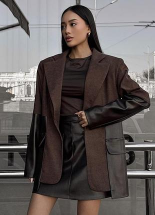 Вельветовый пиджак оверсайз с экокожей коричневый