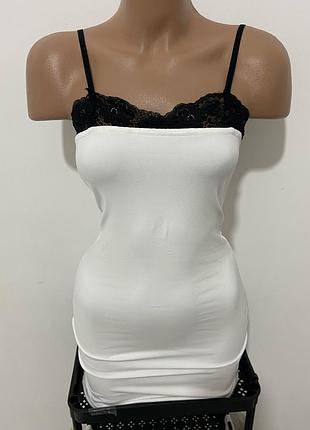 Платье с кружевом на бретельках