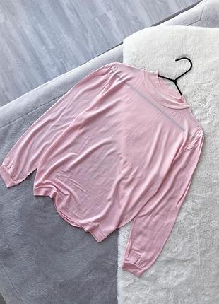 Розовый шелковый гольф