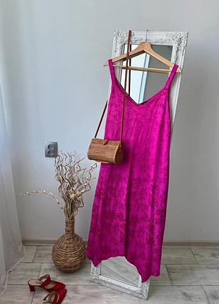 Фактурна сатинова сукня сарафан в білизняному стилі фуксія m&co