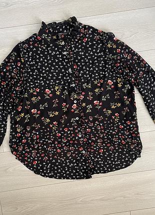 Блуза с цветочным принтом декорирована рюшами