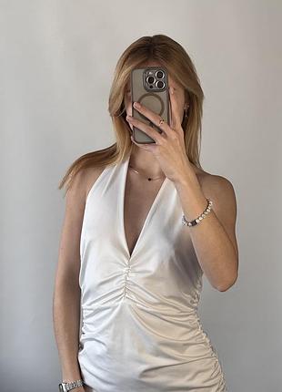 Вишукана сукня із відкритою спинкою