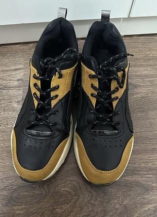 Кросівки жіночі