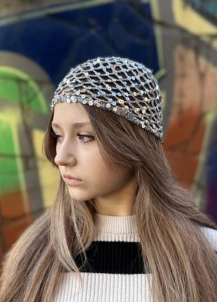Серебряная шапочка кроше с пайетками, шапочка сеточка, ручная работа