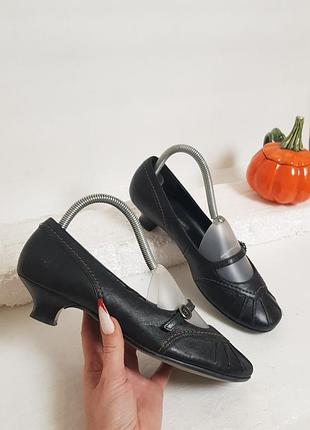 Акуратні шкіряні туфлі лодочки з тоненькими ремінцями на маленьких підборах paul green