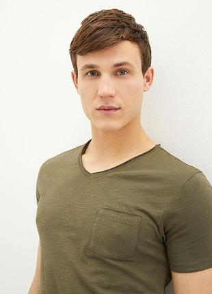 Мужская футболка хаки lc waikiki/лс вайки с v-образным вырезом
