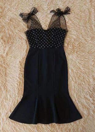 Платье синее и есть чёрное  , с сеткой на завязках . длина до колена . есть размеры s, m, l