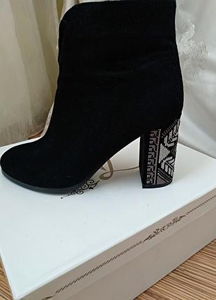 Ботинки замшей