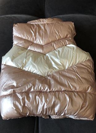 Отличная жилетка для девочки 6-9 месяцев.