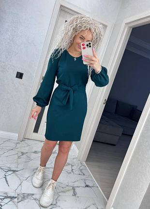 Однотонное платье с длинными рукавами и поясом