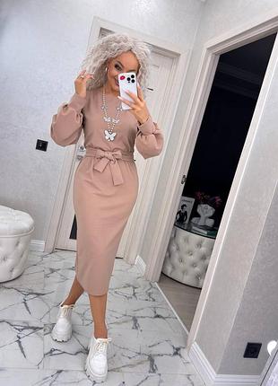 Однотонное платье со слегка пышными рукавами