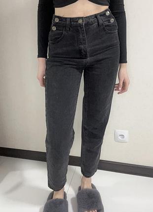 Джинси мом з ґудзиками