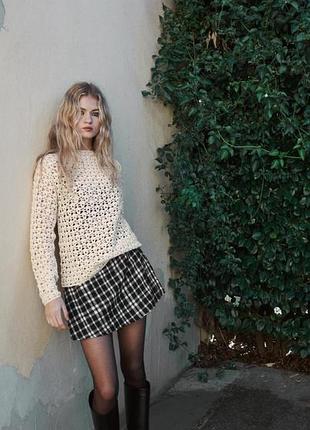 Оригинальный вязаный крючком джемпер молочного цвета от zara.