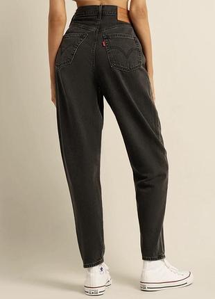 Шикарные джинсы мом с идеальной посадкой levis high loose taper in washed black