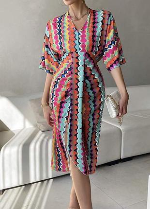 Яркое миди платье с разрезом на ноге