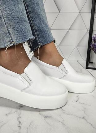 Слипоны белые из натуральной кожи на высокой платформе