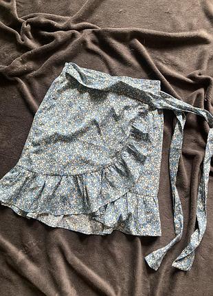 Спідниця міні з рюшами на запах на завʼязках в квітитрапеція