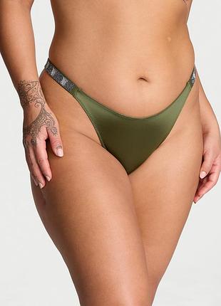 Трусики бразилианы со стразами victoria’s secret shine strap brazilian panty woodland green