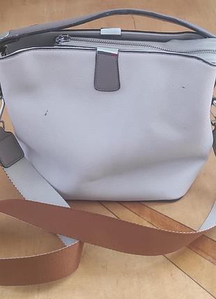 Женская сумка бежевого цвета