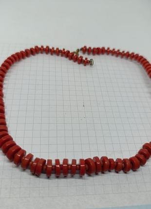 Винтажные бусы из камня или стекла.