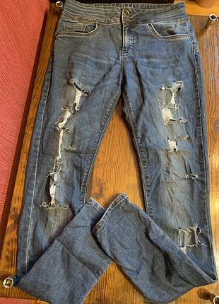 Рваные джинсы