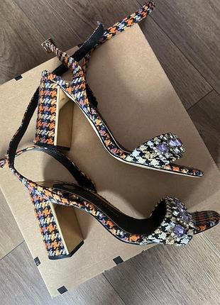 Босоніжки на каблуку