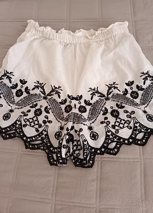 Шорты женские для дома молочного цвета с отделкой.