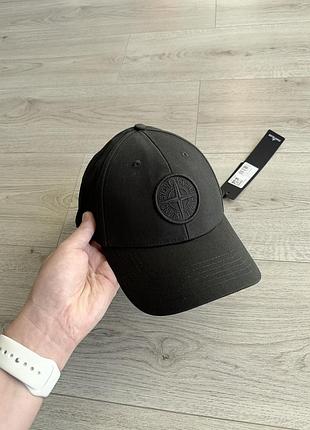 Чорна кепка stone island
