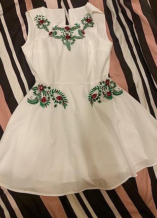 Белое платье с вышивкой и камнями/стразами.