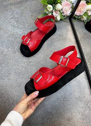 Босоніжки з натуральної італійської шкіри та замші сандалі червоні на платформі з пряжками