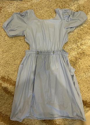 Блакитна сукня