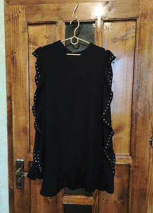 Платье с воланами и заклепками из парижа.