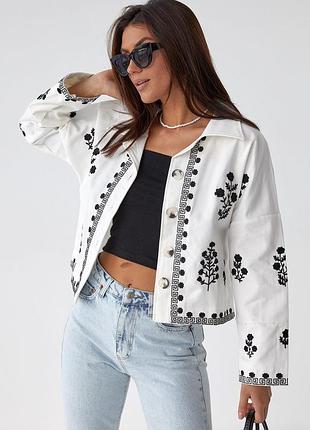 Женский укороченный пиджак с вышивкой, украинский орнамент черными нитками, на пуговицах