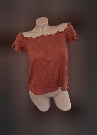 Блузка с широкой резинкой и открытыми плечами