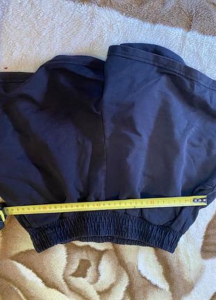 Шорти чорні з боку надріз