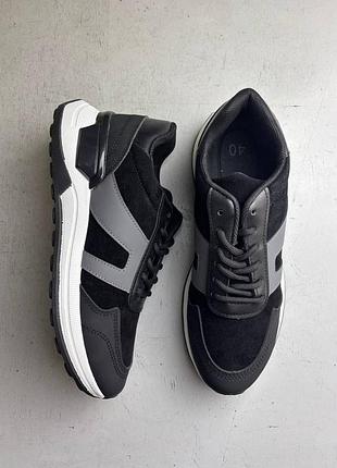 Кросівки на білій підошві