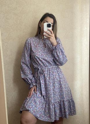 Мила сукня міні з рюшами під пояс