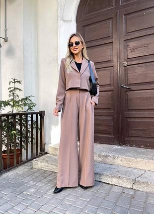 Брючный костюм с укороченным пиджаком на пуговице с брюками палаццо со стрелками
