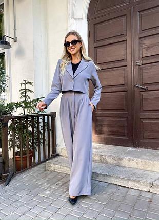 Брючный костюм с укороченным пиджаком на пуговице с брюками палаццо со стрелками